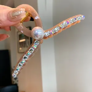 Vue détaillée de la pince à cheveux élégante avec perle et strass, détails en cristal.