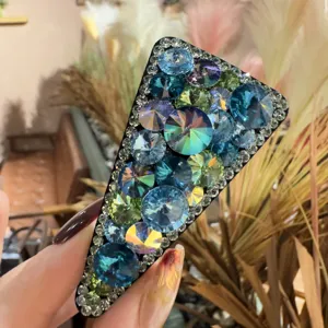 Pince à cheveux brillante en strass avec des cristaux bleus et verts pour femmes élégantes.