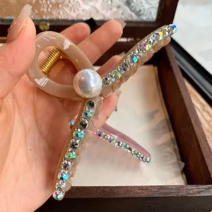 Vue détaillée de la pince à cheveux strass perle, grande pince requin élégante pour femmes.