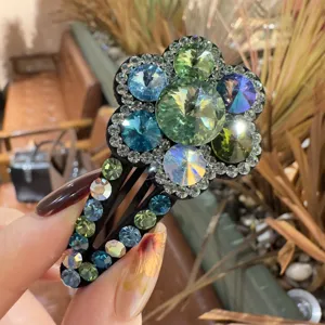 Vue détaillée d'une pince à cheveux florale en strass étincelante avec des cristaux colorés.