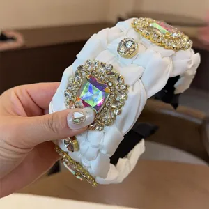 Diadema de estrás trenzada blanca de lujo con piedras de cristal coloridas para accesorios.