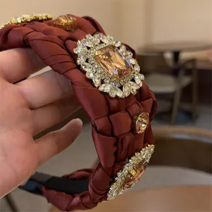 Diadema trenzada burdeos con pedrería de cristal brillante accesorio para el cabello.