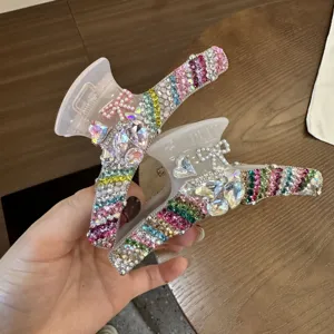 Detailansicht der funkelnden Strass Haarklammer, farbige Kristall Schleife für elegante Damen.