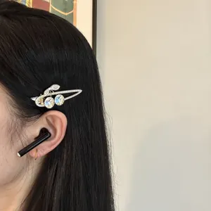 Vue détaillée de la pince à cheveux cerise en cristal, accessoire élégant pour frange.