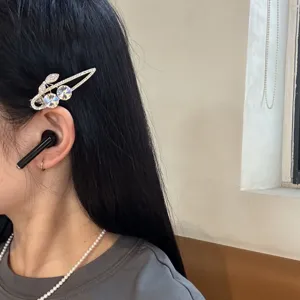 Gros plan sur une pince à cheveux étincelante en strass, accessoire de mode élégant.