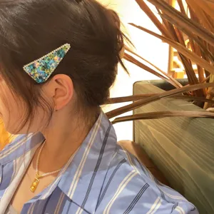 Vue détaillée de la barrette scintillante avec des cristaux colorés pour un beau style.