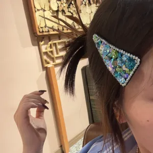 Barrette à cheveux triangle en cristal scintillant, pince latérale élégante en strass pour femmes.