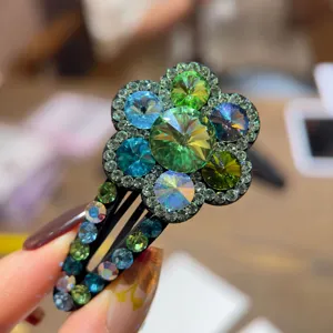 Pince à cheveux florale en strass exquise avec des cristaux multicolores étincelants pour femmes.