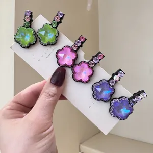 Jolies petites pinces à cheveux fleuries et colorées avec des strass brillants pour le style.