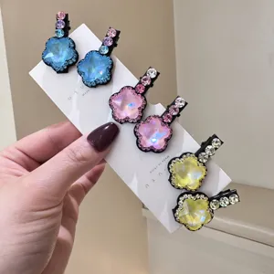 Détail de pince à cheveux fleur strass, barrette bec de canard en cristal étincelant pour fille.