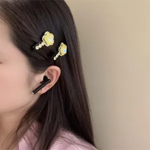 Gros plan de pinces à cheveux florales scintillantes sur les cheveux, style élégant.