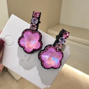Gros plan de la pince à cheveux étoile en cristal rose scintillant, élégante barrette.
