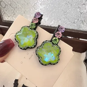 Clips à cheveux étoile colorés mignons gros plan montrant des strass scintillants et un design fin.