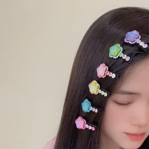 Vue détaillée de pince à cheveux étoile strass colorée, barrette scintillante.