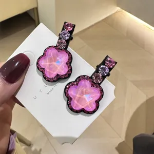 Pinces à cheveux fleur cristal rose avec strass brillants pour femmes et filles élégantes.
