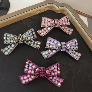 Détail de pince à cheveux nœud en strass brillants, barrette latérale cristal élégante.
