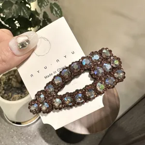 Primo piano sul dettaglio della molletta per capelli con strass scintillanti, elegante.