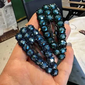 Fermagli per capelli con strass scintillanti e cristalli colorati per uno stile quotidiano.