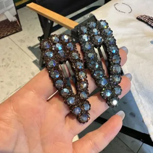 Fermagli per capelli BB con strass lucidi, accessori di lusso scuri per acconciature.