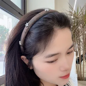 Schickes braunes Satin Haarband mit funkelnden Kristallstern-Applikationen für Damen.