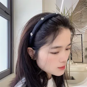 Nahaufnahme des schwarzen Samt Strass Stern Haarreifs, elegantes Haaraccessoire für den Alltag.