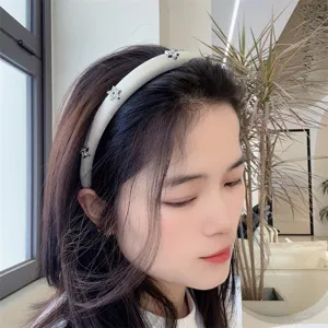 Elegantes weißes Satin Strass Stern Haarband, süßer modischer Haarreif Detailansicht.