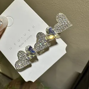 Détail de pince à cheveux cœur en cristal, barrette bec de canard strassée pour jolies filles.