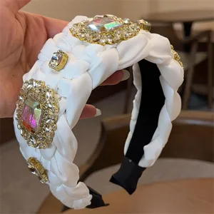 Diadema ancha y trenzada elegante con cristales vintage, ideal para un peinado diario elegante.