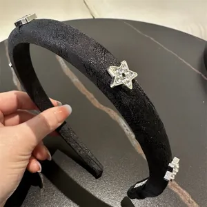 Schwarzer Satin Haarreif Detail mit Stern Strass, feine Stickerei und glitzernde Kristalle.