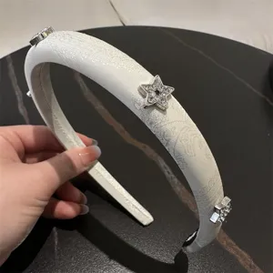 Eleganter weißer Satin-Haarreif mit Sternen und Strass-Steinen für Damen und Mädchen.