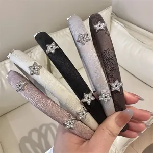 Detailansicht der neuen chinesischen Bestickung Strass Stern Haarreifen, elegante Satin Haarbänder.