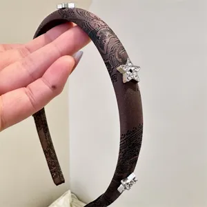Braunes Satin-Haarband mit Stickerei und Strass-Sternen, eleganter schmaler Haarreif für Damen.