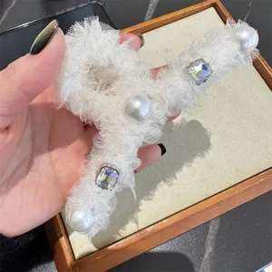 Weißer Netz-Perlen-Strass-Haarklammer, Detailansicht des süßen Mädchen-Haaraccessoires.