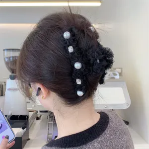 Detailansicht der koreanischen Netto-Perlen-Haarklammer, eleganter Haarschmuck für Damen.