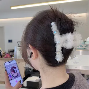 Detailaufnahme einer schicken koreanischen Haarklammer mit Perlen und Strass verziert.