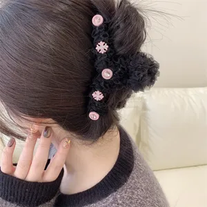 Pinza de pelo de malla negra estilo coreano con cristales rosados brillantes y pedrería en cruz.