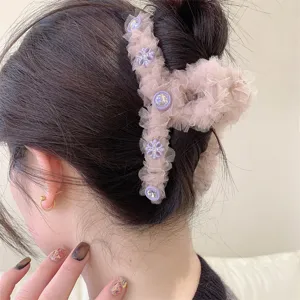 Elegante pinza de pelo de tul rosa con pedrería floral morada para mujeres y niñas.