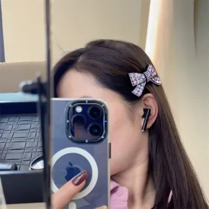 Détail de la barrette à nœud en strass avec des cristaux étincelants et un style tendance.