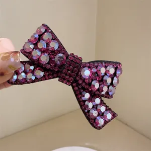 Pince à cheveux nœud cristal violet étincelant vue de détail pour coiffure chic.