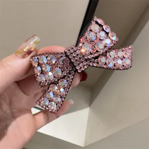 Détail pince a cheveux nœud strass rose gros plan accessoire cheveux cristal brillant élégant
