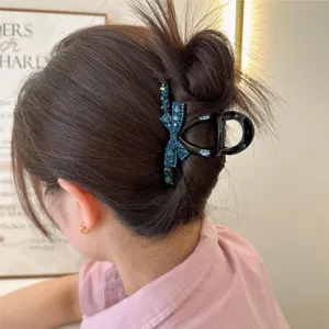 Pince à cheveux élégante nœud strass bleu pour femmes, accessoire chic pour le quotidien.