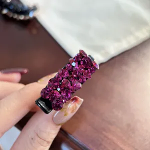 Gros plan de la pince à cheveux bec de canard en strass scintillants, petit accessoire chic.
