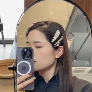 Détail de pince à cheveux en strass étincelants, épingle élégante en cristal pour coiffure.