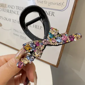 Détail pince à cheveux nœud strass, élégante épingle cristal pour femmes style.