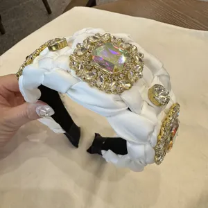 Elegante diadema trenzada blanca decorada con brillantes pedrería de cristal para mujer.