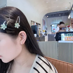 Détail de pince à cheveux fleur de cristal, accessoire latéral élégant pour femmes.