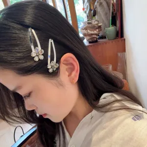 Pince à cheveux BB fleur en cristal accessoire élégant et mignon pour les femmes.