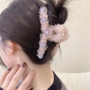 Elegante pinza de pelo de malla rosa con strass violeta, ideal para peinados de hadas y elegantes.