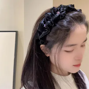 Schwarzer, plissierter Strass-Haarreif Detailansicht, elegantes Perlen-Haaraccessoire.