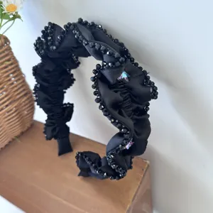 Schwarzes Plissee-Haarband mit glitzernden Kristallperlenkanten und feinen Stern-Strasssteinen.